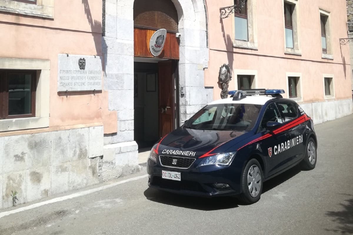 Shock in un albergo di Giardini Naxos, violenza sessuale su due colleghi: arrestato 38enne