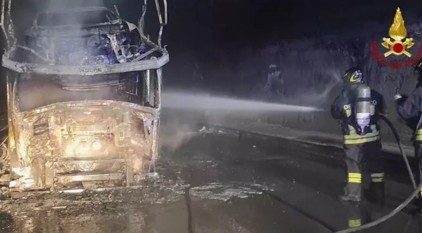 FOTO | Autocarro a fuoco sulla A20, chiuso tratto tra Patti e Gioiosa Marea