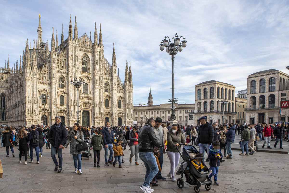 In carcere per omicidio, evade, accoltella un uomo e si lancia dal Duomo di Milano