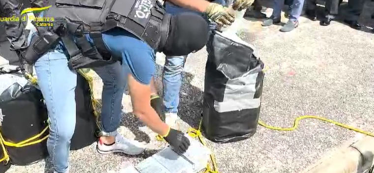 VIDEO | Sequestro record di oltre 540 kg di cocaina in mare tra Catania e Ragusa: proventi da 100 milioni di euro