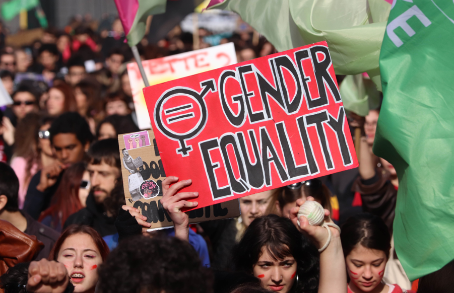 Gender pay gap, le donne guadagnano circa la metà dei colleghi uomini