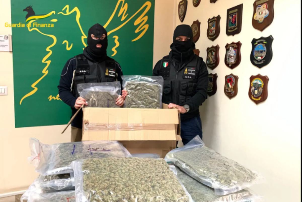 Catania, 10 kg di marijuana e hashish tra i ruderi della campagna di Picanello: 4 arresti