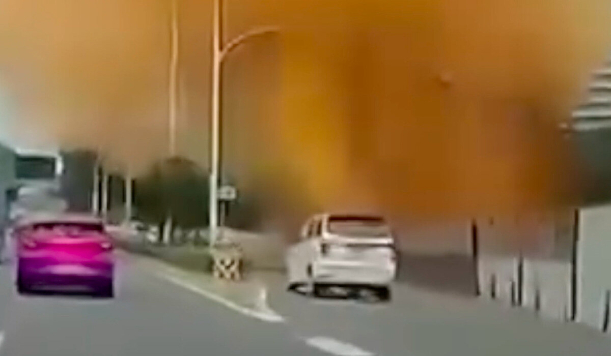 VIDEO | Eruzione di escrementi in Cina per l’esplosione di una fogna: colpite le auto passanti