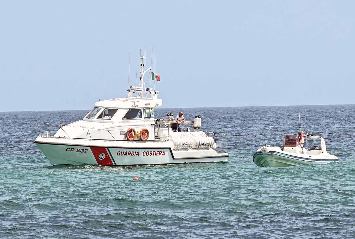 Pozzallo, motovedetta della guardia costiera salva 51 migranti