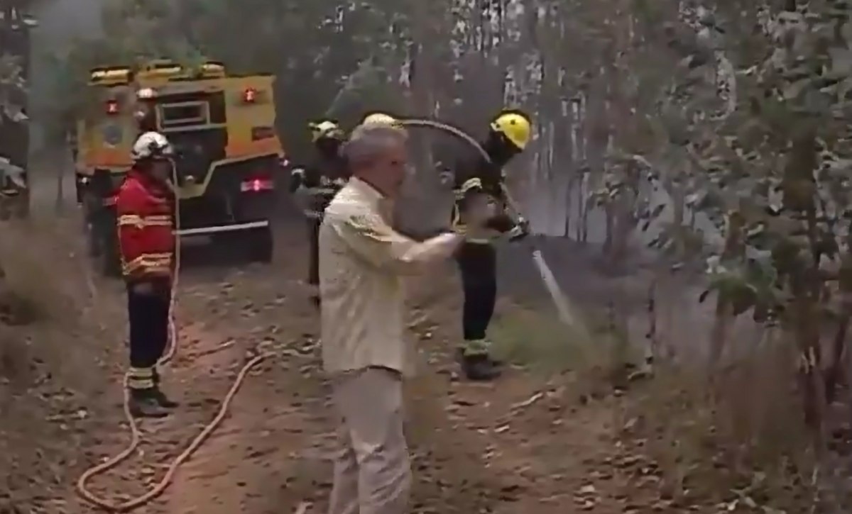 VIDEO | Getta un mozzicone di sigaretta acceso a terra mentre i pompieri spengono l’incendio