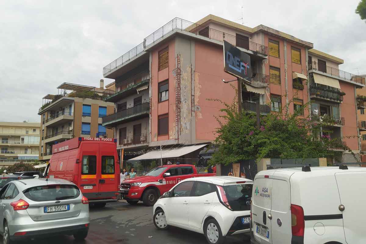 FOTO | Catania, incendio in un palazzo del lungomare: cause ancora in fase di accertamento 