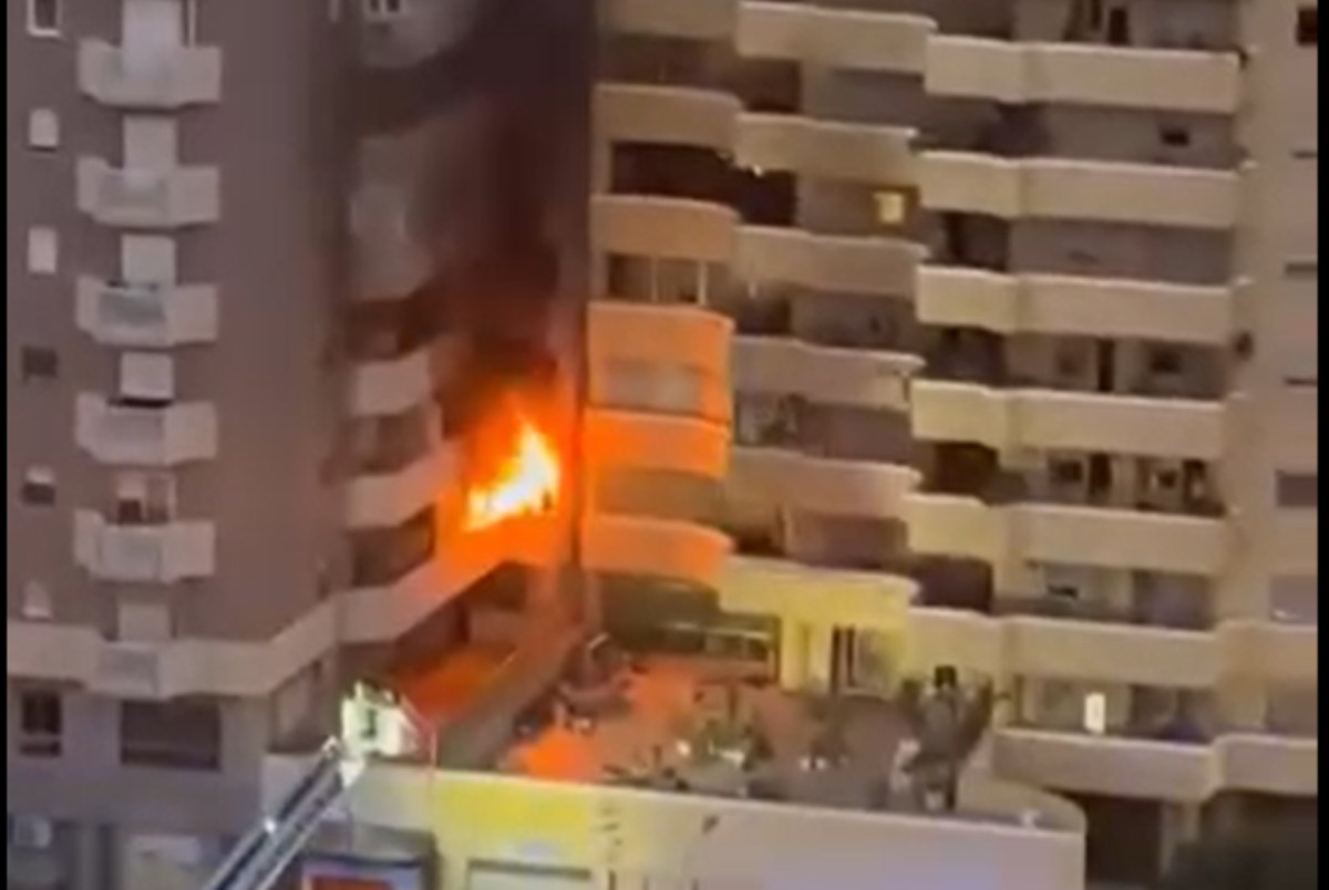 VIDEO | Palermo, scoppiano le fiamme in via Alessi: evacuato l’intero stabile