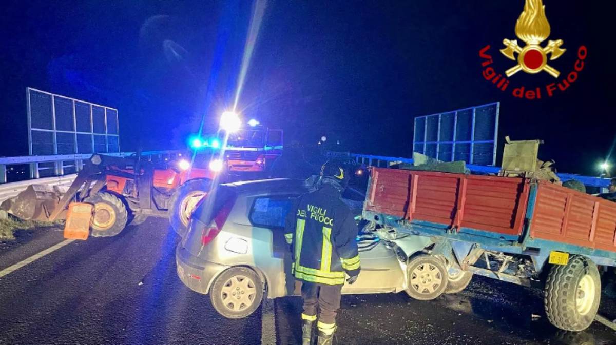 Caltagirone, scontro violento tra auto e trattore sulla SS 683 bis: due feriti