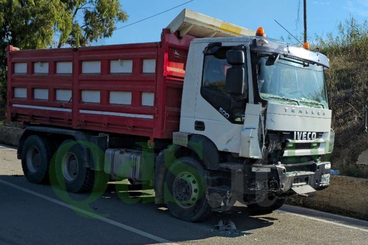 Galleria foto 'Scontro tra auto e camion al bivio di Naro: ferito un uomo' - foto 1