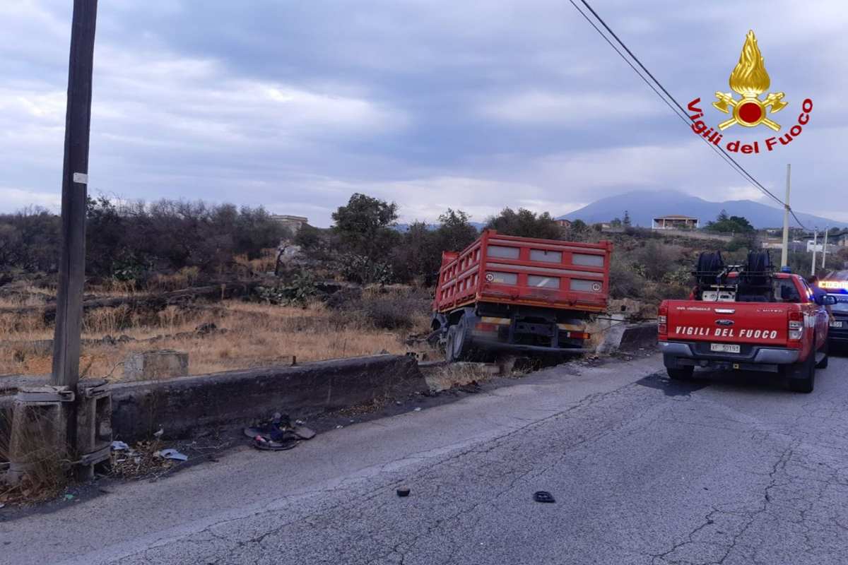 FOTO | Paternò, Vigili del Fuoco intervengono per l’incidente stradale