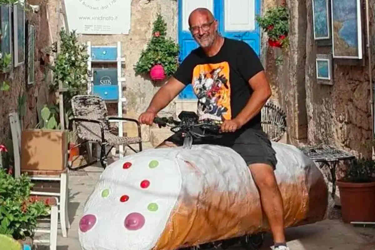 Sicilia, youtuber costruisce un monopattino a forma di cannolo: turisti in delirio