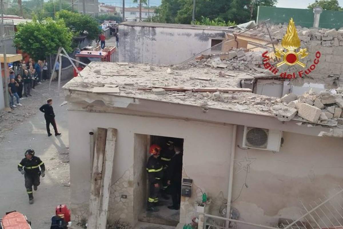 Napoli, crolla palazzina dopo esplosione: morti due bambini