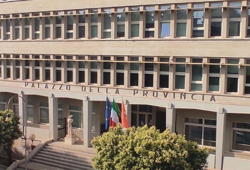 Ex Province nel vortice dell’improvvisazione. Spese a 545 milioni, con strade e scuole fatiscenti