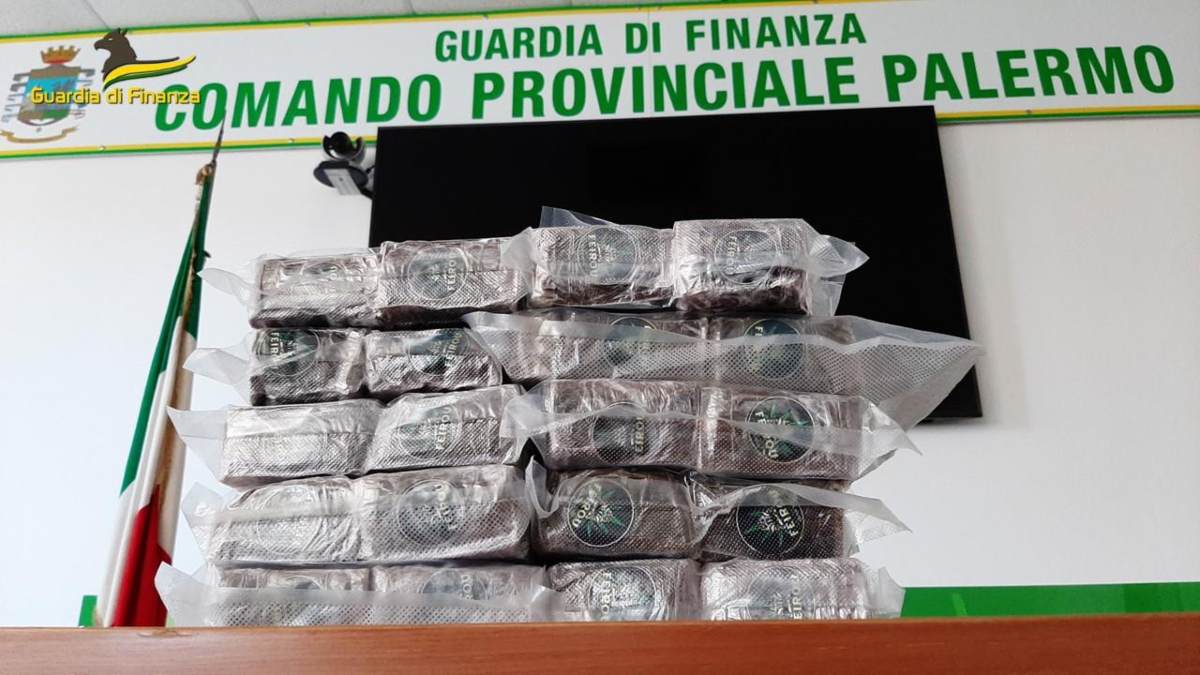 VIDEO e FOTO | Palermo, 28 kg di hashish nascosti nell’auto: arrestati 2 corrieri della droga
