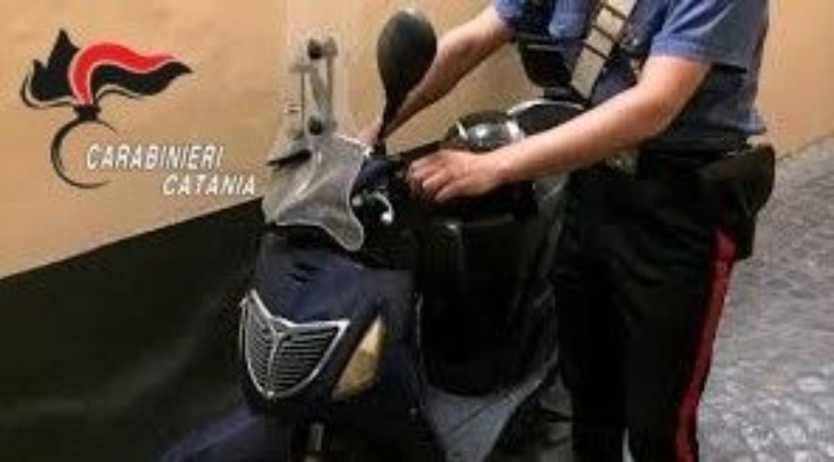 Catania, 19enne in scooter tenta di violentare una turista polacca: denunciato