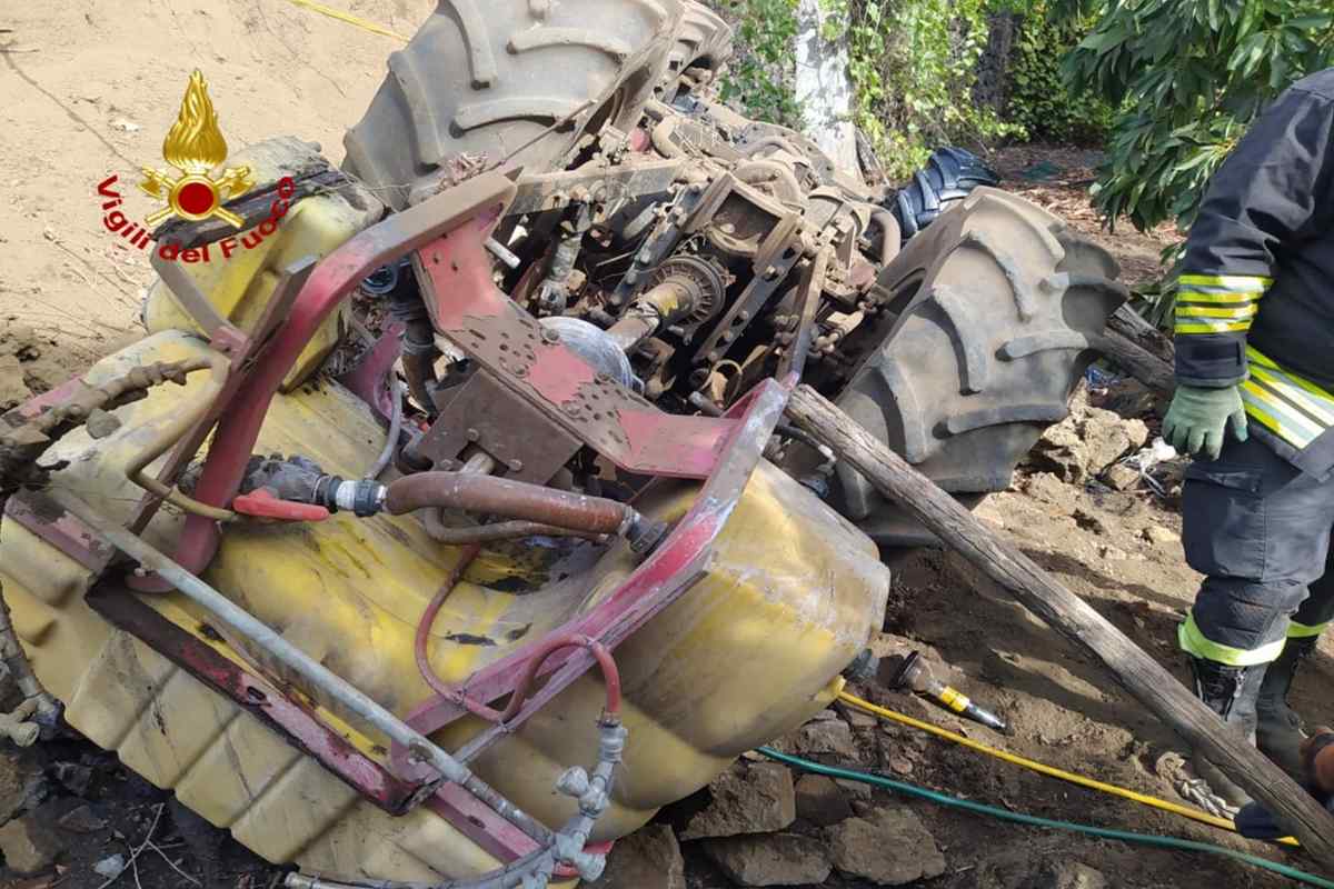 Viagrande, trattore ribaltato: estratto il conducente e trasportato in ospedale