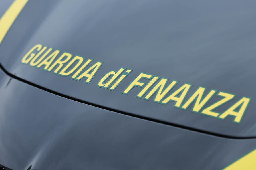 Sequestrati 3500 articoli di carnevale pericolosi nel Calatino, l’operazione della finanza