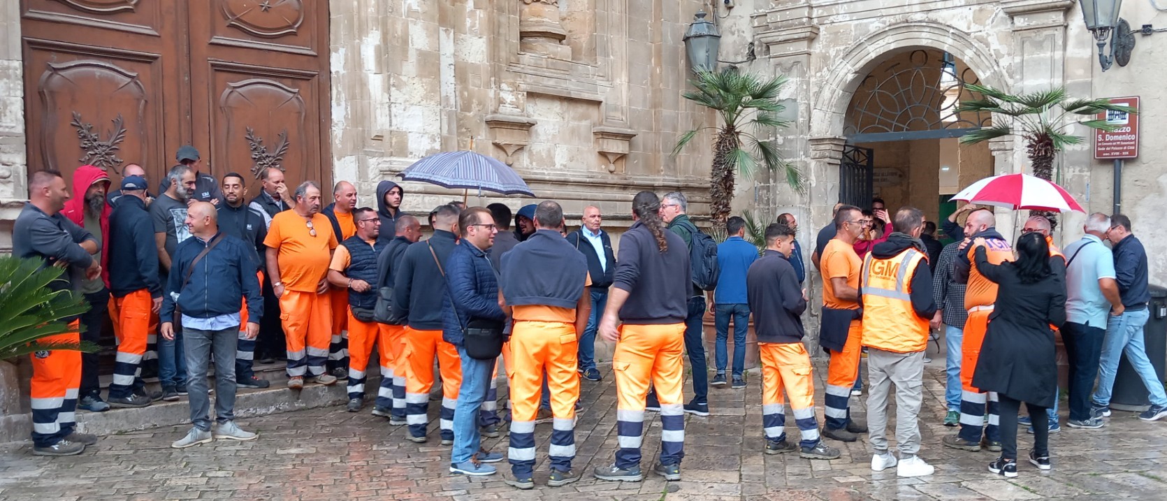 A Modica i netturbini in protesta per gli stipendi