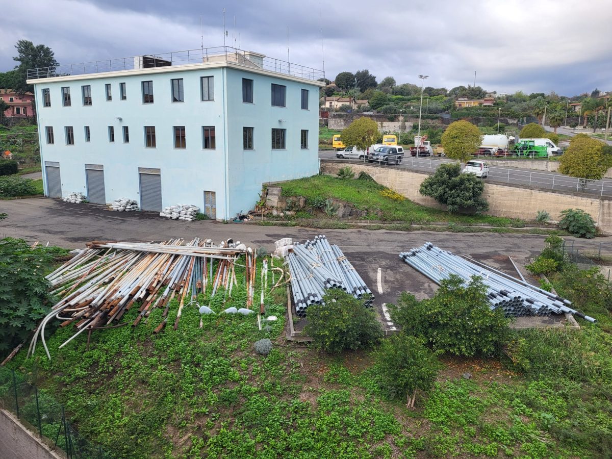 Aci Catena, rifiuti speciali accatastati nell’area di emergenza