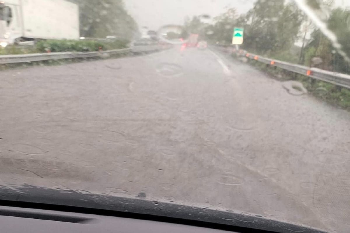 Il maltempo e la conta dei danni, A18 allagata e scuole chiuse