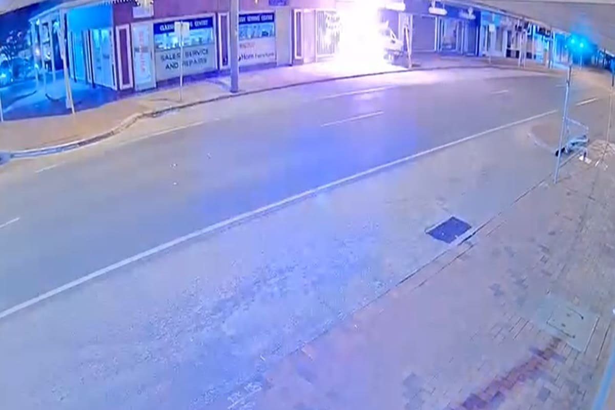 VIDEO | Auto sfonda la vetrina della tabaccheria e scoppia l’incendio: la polizia indaga a Midland
