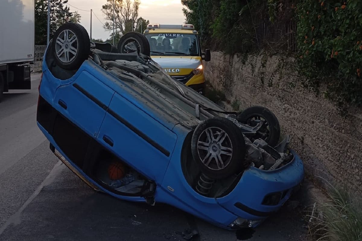 FOTO | Paura a Vittoria, Fiat Panda si ribalta in strada: ferita una ragazza