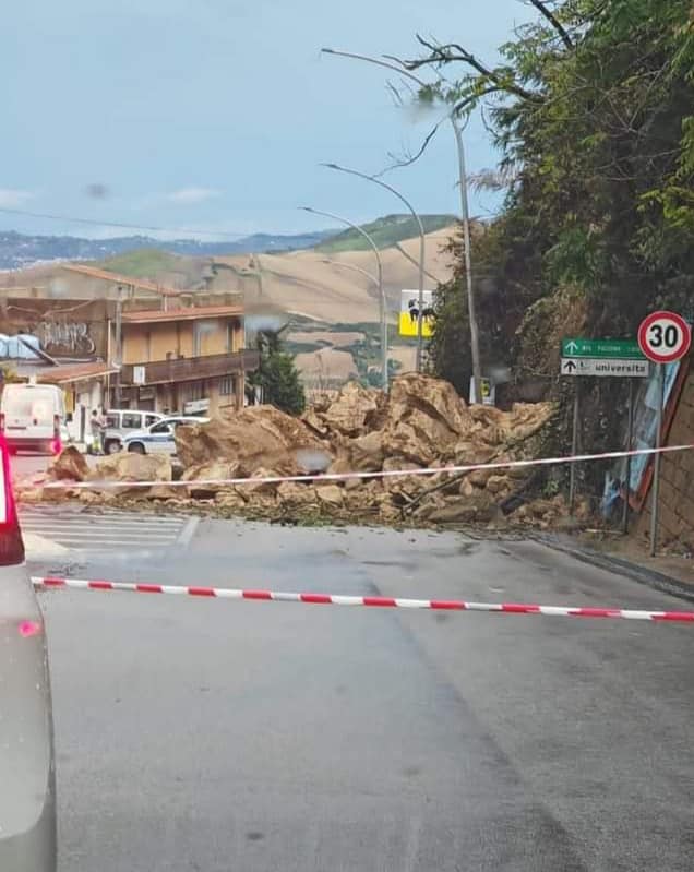 Maltempo, terrore a Enna: crolla costone in via Pergusa, strade chiuse