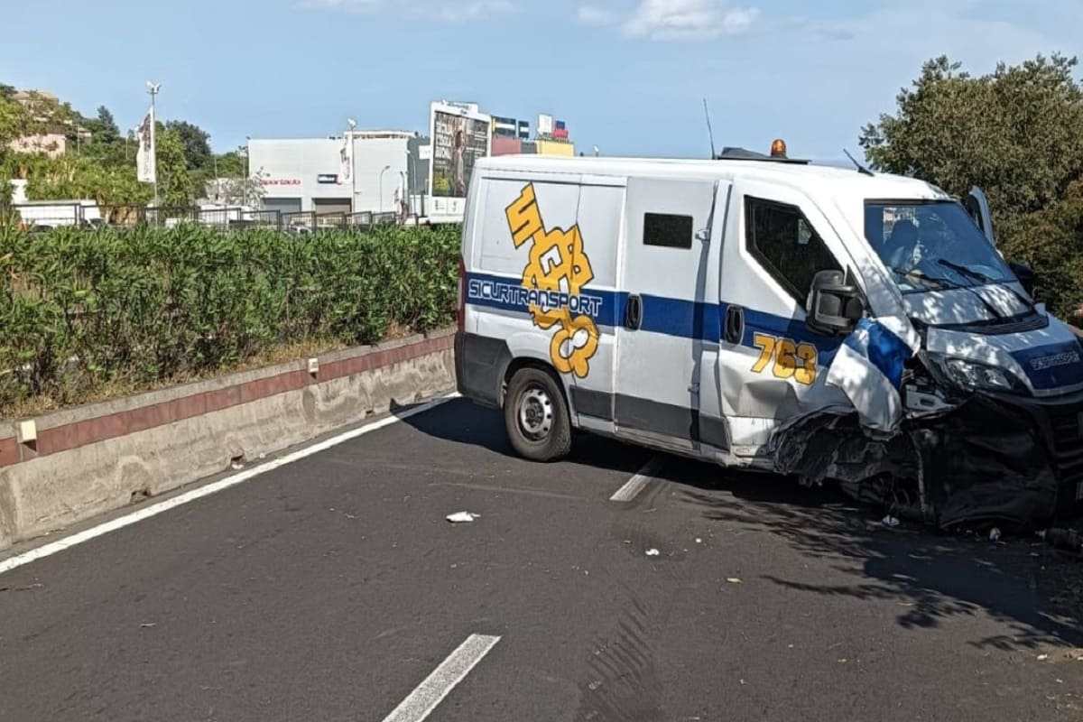 Ancora un incidente nel Catanese, coinvolto furgone portavalori: code al casello di Acireale