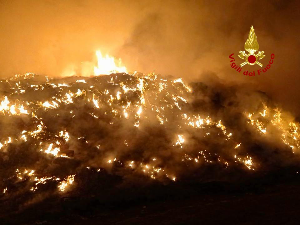 FOTO | Paura a Grammichele: incendio devasta azienda di raccolta differenziata