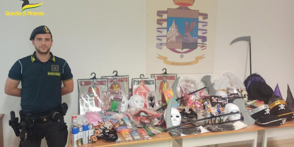 Siracusa, blitz della Guardia di Finanza: sequestrati oltre 50 mila prodotti non sicuri di Halloween