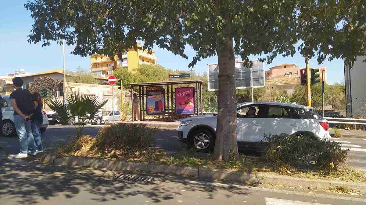 Paura a Catania: scontro auto-moto in viale Fleming