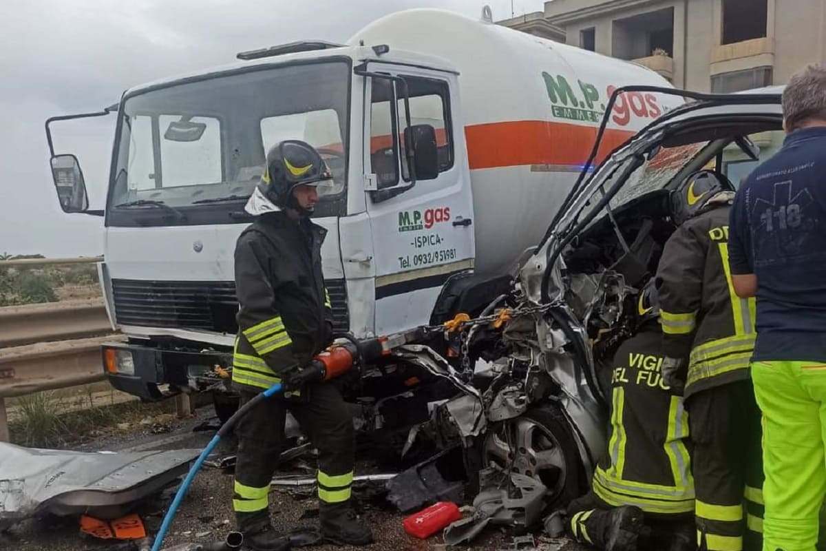 Paura sulla Pozzallo-Ispica, scontro tra camion con GPL e auto: ci sono feriti
