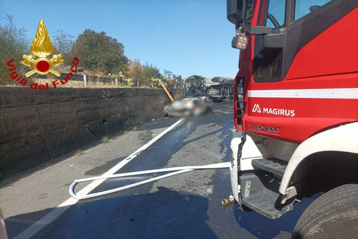FOTO | Ennesima tragedia in strada, scontro mortale a Paternò: due vittime