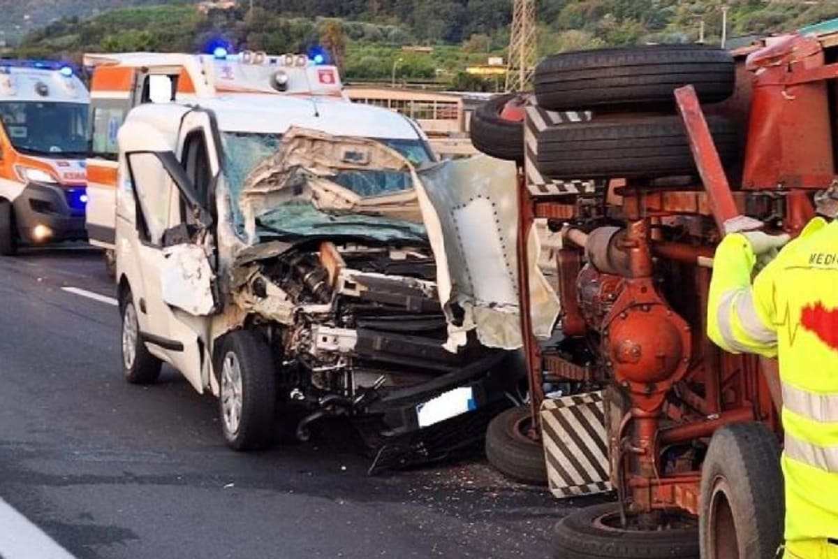A18, furgone si schianta contro un camion: morto il 20enne Matteo, gravi i genitori