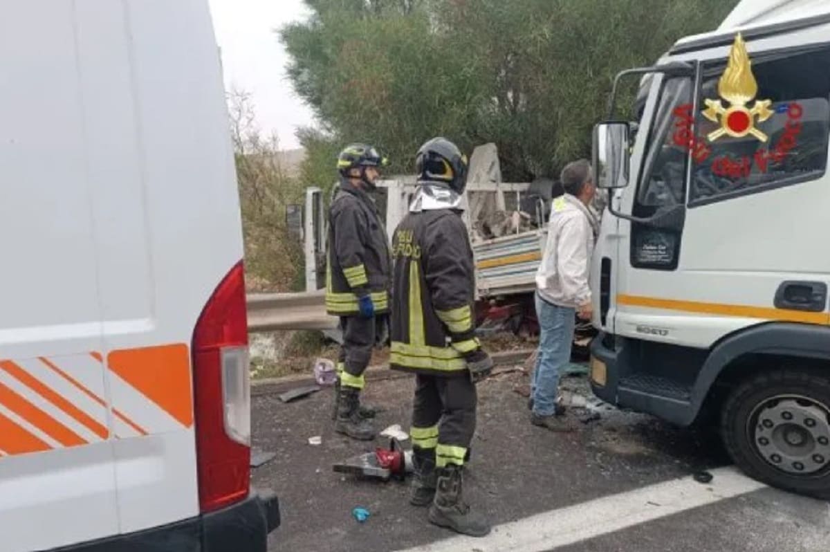 Dramma sulla A19, grave incidente tra due camion: interviene l’elisoccorso