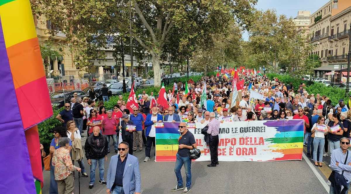 VIDEO | Palermo per la pace: duemila persone sfilano fino al Teatro Massimo