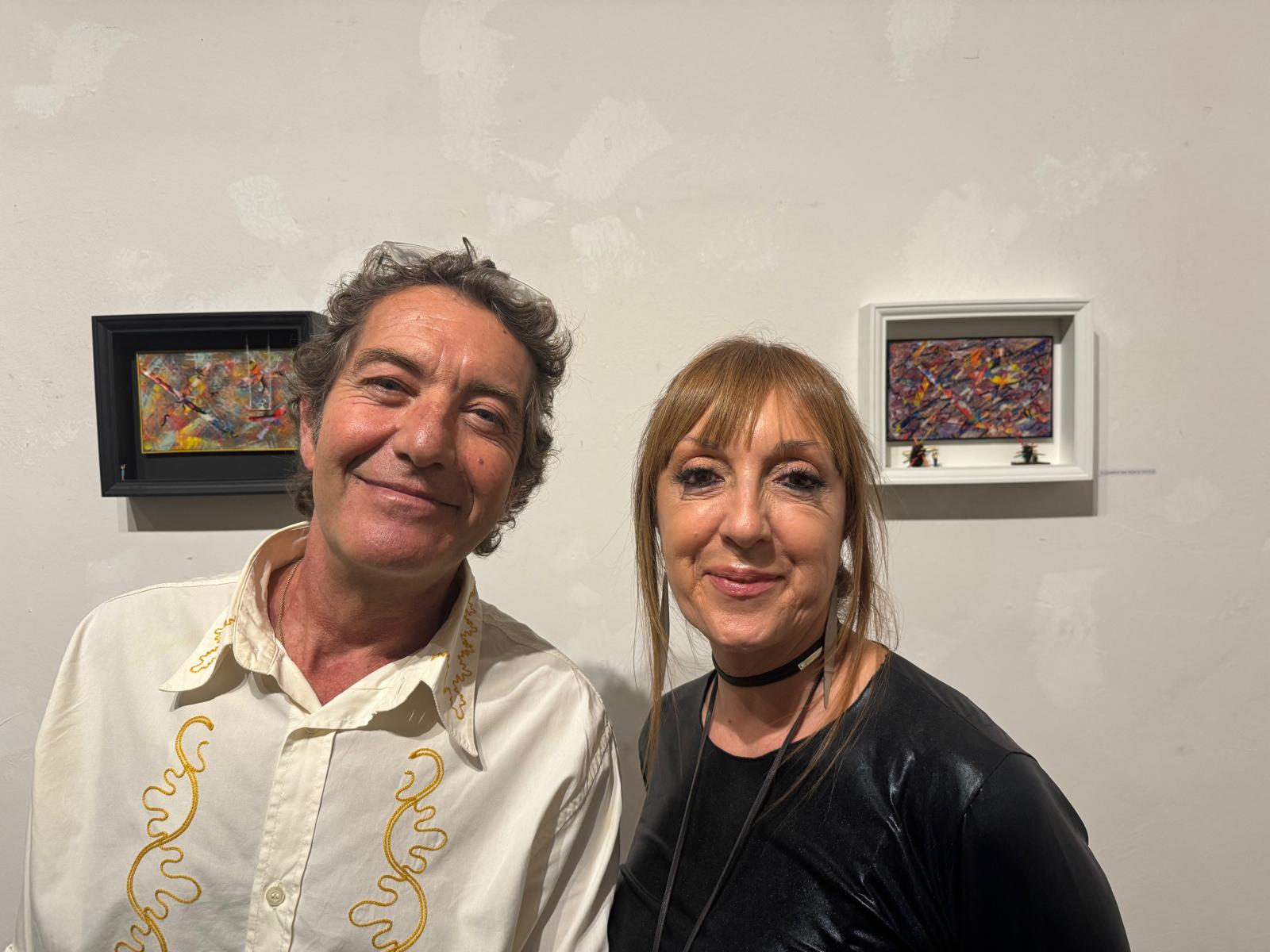 FOTO | “Piccoli Mondi”, inaugurata la mostra dell’artista Aurelio Corona: presente anche il Vicedirettore del QdS Raffaella Tregua