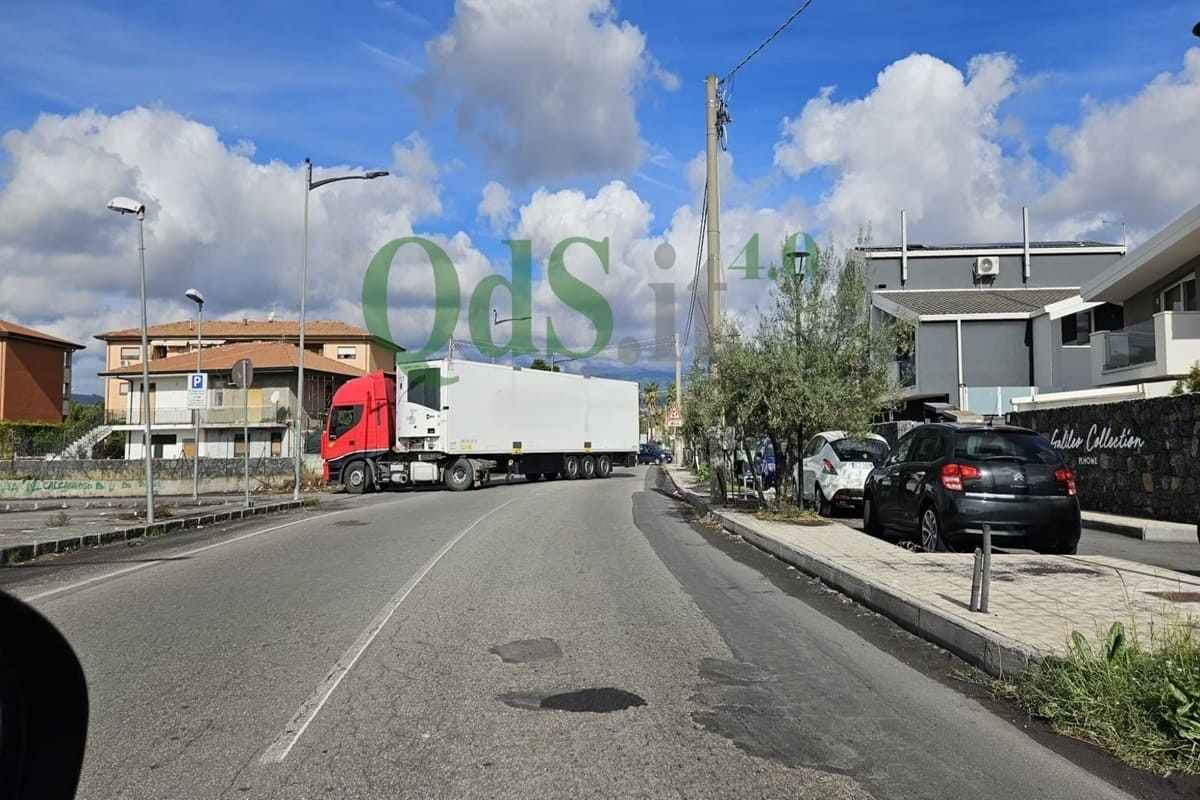 Incredibile a Catania, la tangenziale bloccata dai camion e la rapina al distributore: cosa è successo