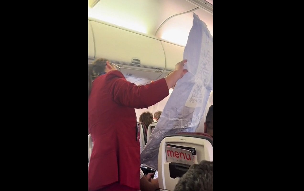 VIDEO | Lo scherzo in aeroporto, carta d’imbarco gigante ai controlli