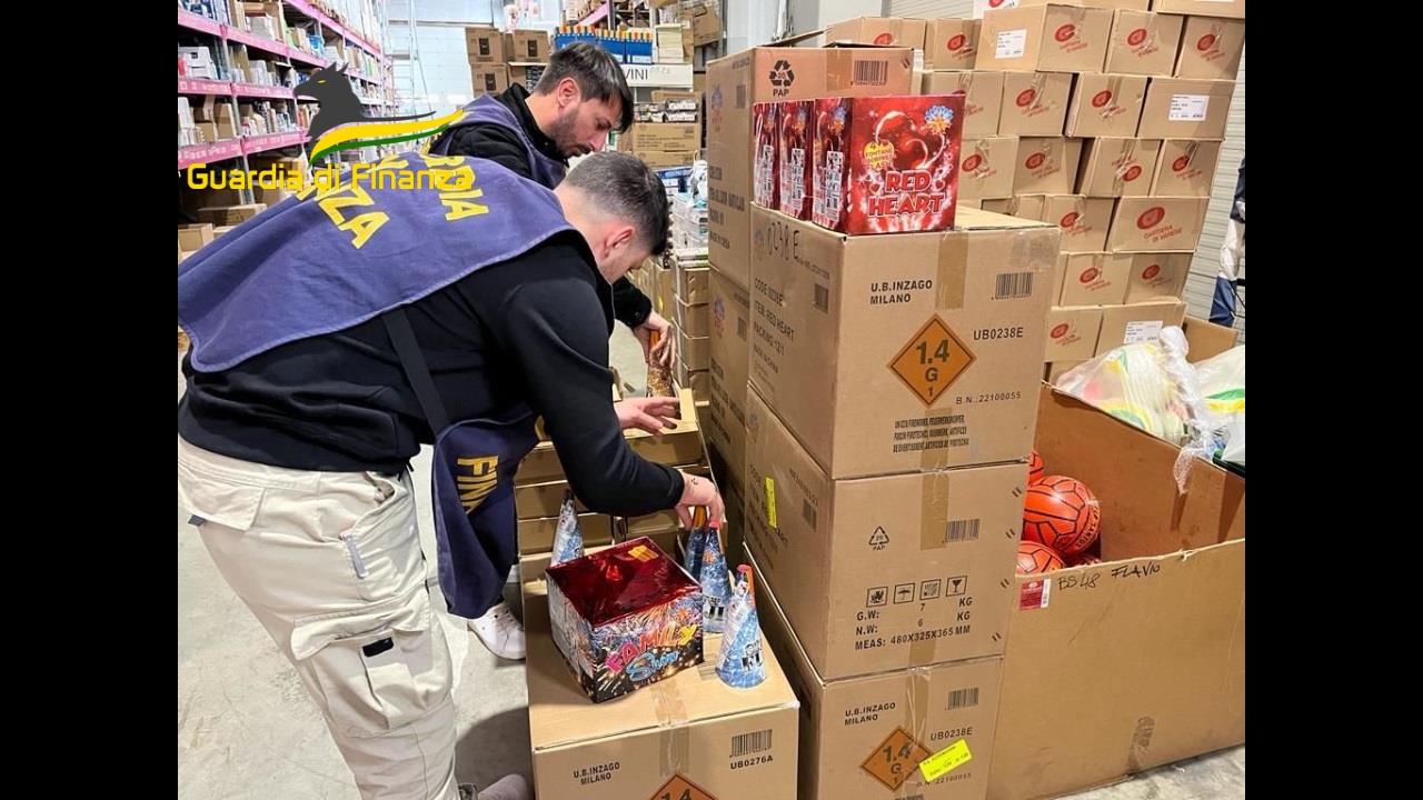 Palermo, sequestrati 220 kg di botti illegali: arrivavano da Napoli