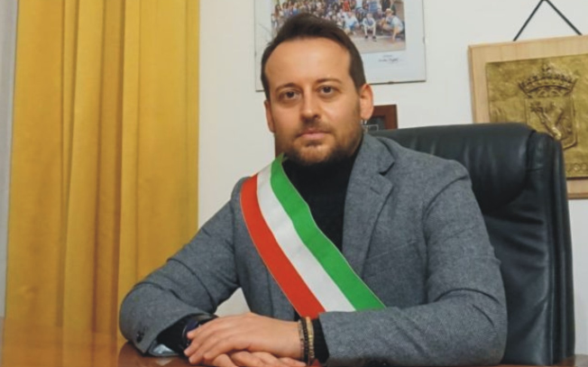 Follia a Delia: sindaco aggredito in Comune da uomo con coltello