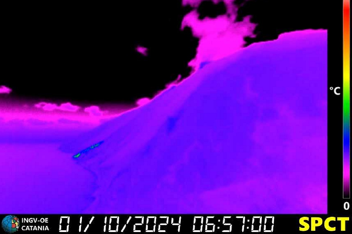 Stromboli dà spettacolo nella notte, colate di lavica e segnale sismico alto: le info dall’Ingv