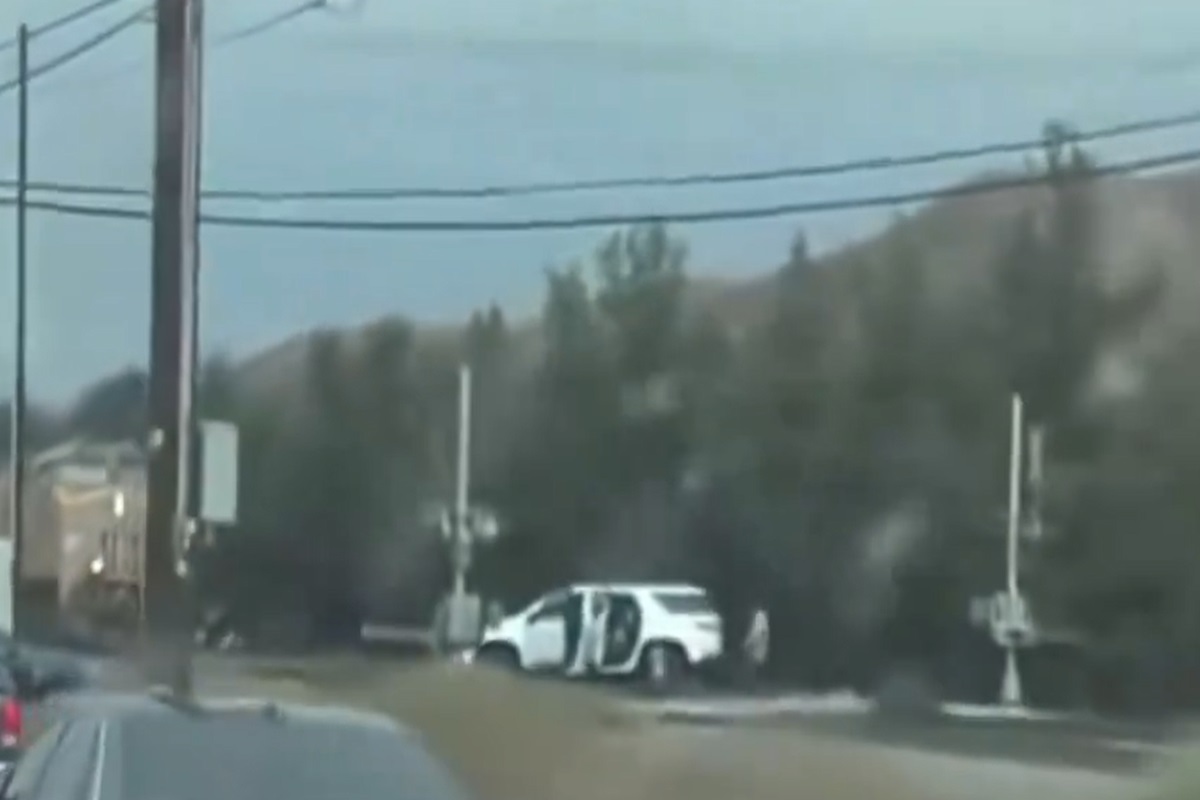 VIDEO | Terrore sui binari, Suv incastrato e treno in arrivo: agente eroe salva bambini