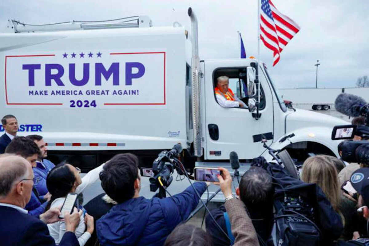 Usa 2024, il comizio di Trump a bordo di un camion della spazzatura: “È in onore di Kamala e Joe”