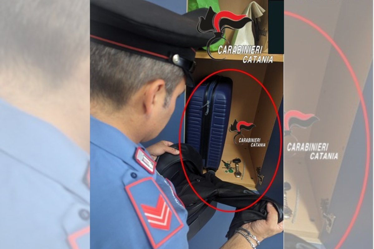 Aci Castello, chiede soldi all’ex in cambio di gioielli rubati: 43enne denunciata