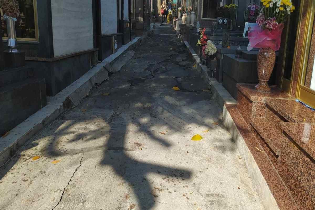 Galleria foto 'FOTO e VIDEO | Abbandono e sporcizia, le condizioni del Cimitero di Catania in vista della Commemorazione dei Defunti' - foto 1