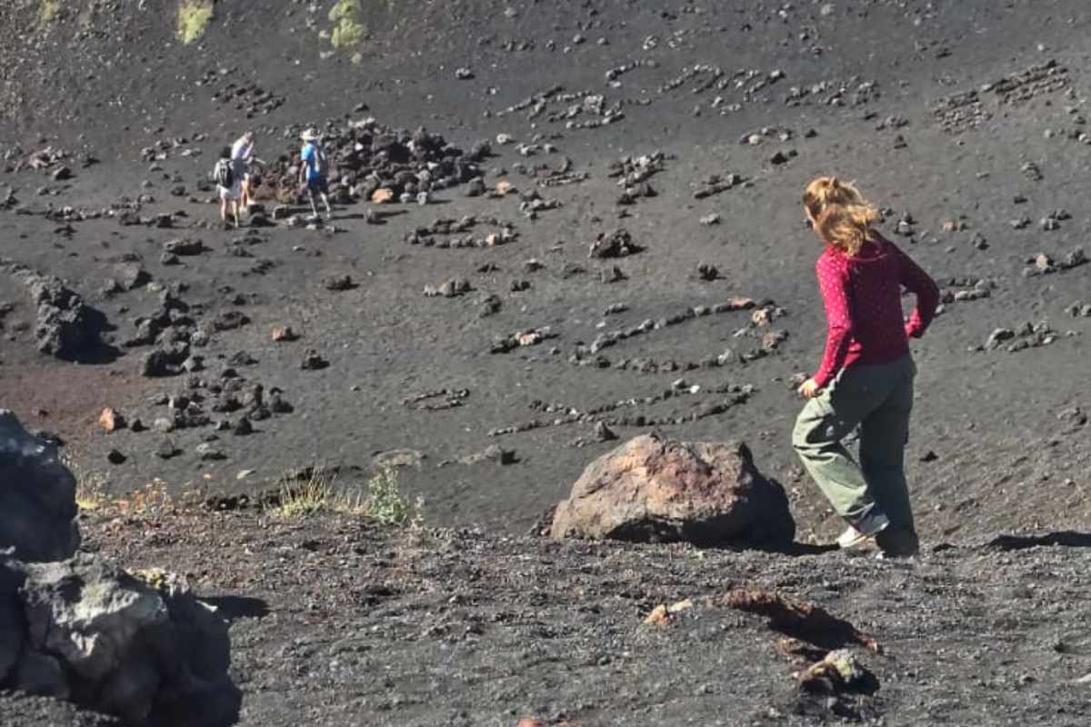 VIDEO | Crateri Silvestri, incastri di pietra lavica per lasciare una “firma”. Russo Morosoli: “Mancanza di senso civico”