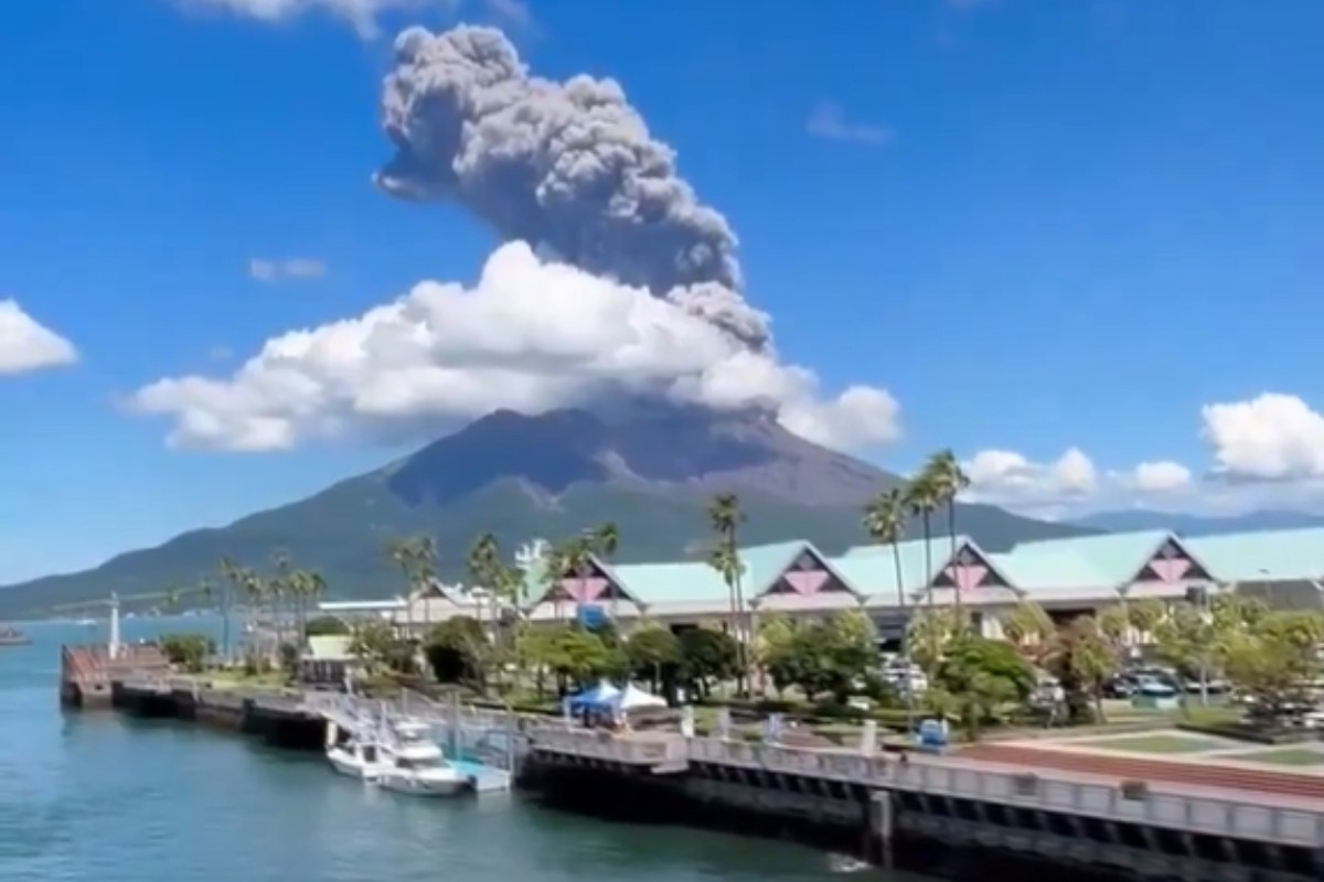 VIDEO | Il vulcano Sakurajima si risveglia, le immagini dell’eruzione in Giappone