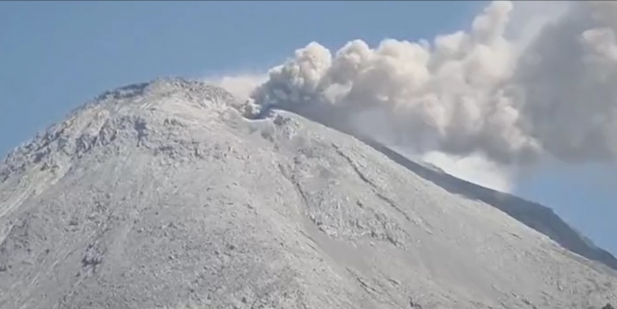 VIDEO | Il vulcano Lewotobi Laki-laki erutta nuvole di cenere: lo spettacolo in Indonesia