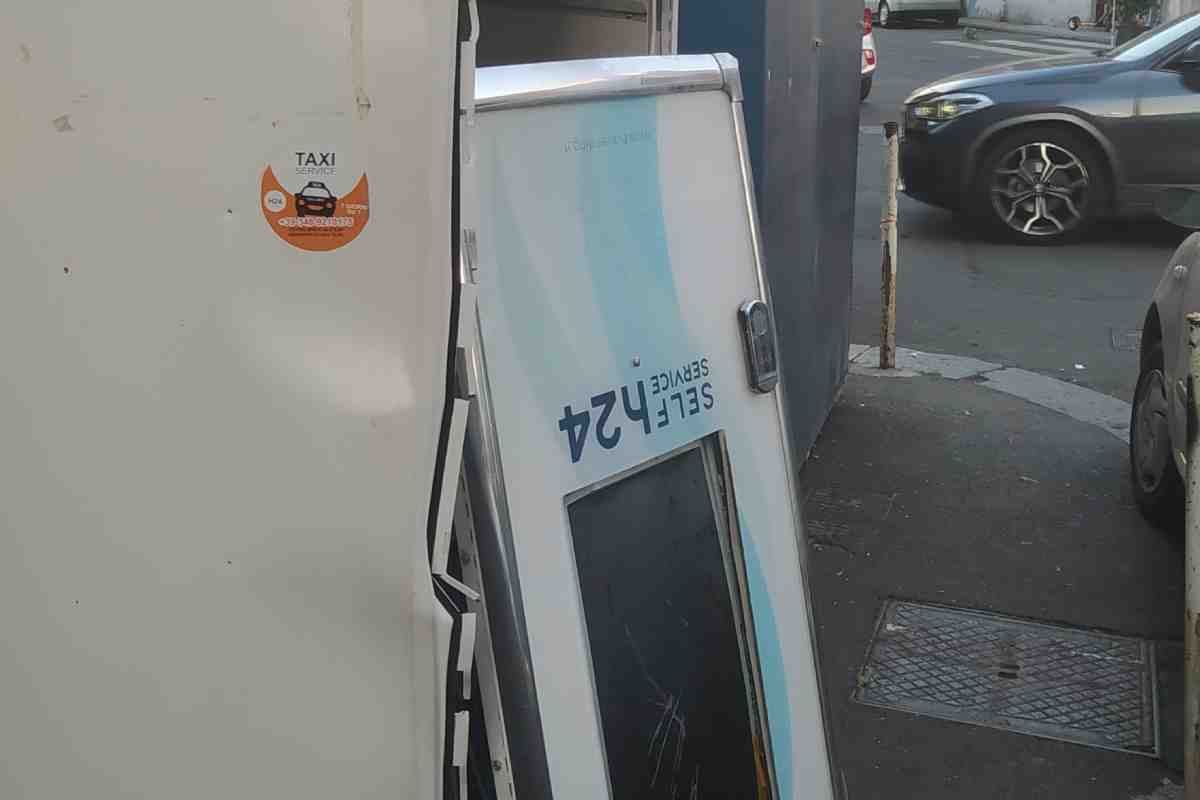 FOTO | Catania, esplode un distributore di tabacchi in via Galatioto: indaga la Squadra Mobile 